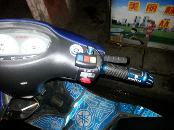 图片说明：查获的摩托车摩托车上安装的警报器