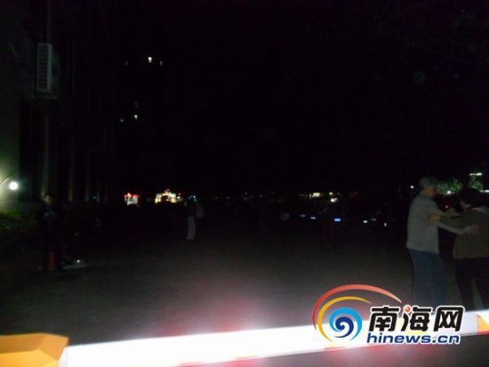 当晚,南海网记者在海口市龙昆南路、南沙路、海德路、坡博路等路段皆发现有多处市民跳广场舞,这些跳舞的人群无一例外都伴随着高音喇叭。(南海网记者 孙令正 摄)