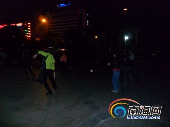 当晚,南海网记者在海口市龙昆南路、南沙路、海德路、坡博路等路段皆发现有多处市民跳广场舞,这些跳舞的人群无一例外都伴随着高音喇叭。(南海网记者 孙令正 摄)