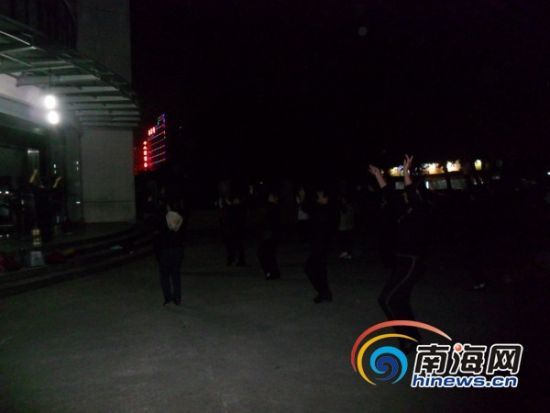 当晚,南海网记者在海口市龙昆南路、南沙路、海德路、坡博路等路段皆发现有多处市民跳广场舞,这些跳舞的人群无一例外都伴随着高音喇叭。(南海网记者 孙令正 摄)