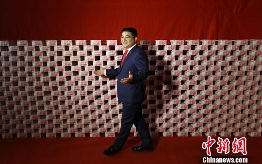 陈光标16吨百元人民币堆砌演播室：欢迎来查我