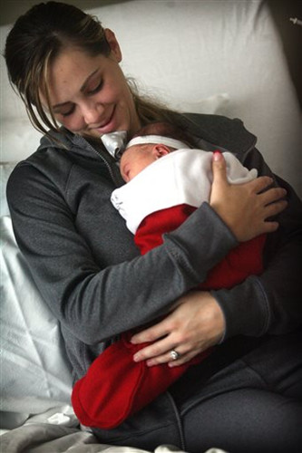 加州医院庆圣诞巨型圣诞袜做新宝宝襁褓（图）