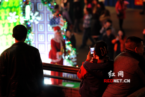 正在用手机拍圣诞树的市民。