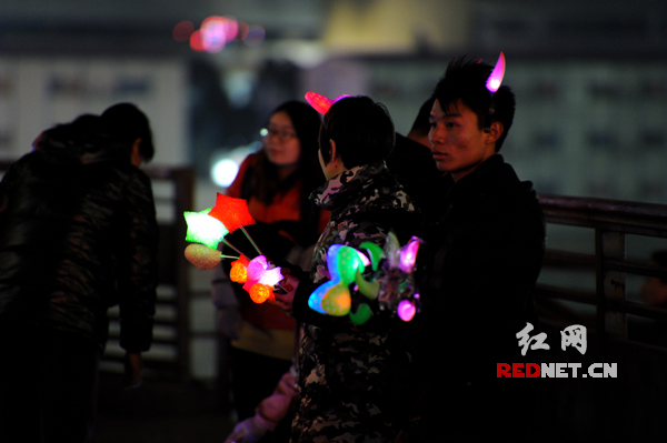 售卖圣诞彩灯的小贩生意不如往年。