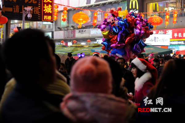 除了促销人员和小贩头，头戴圣诞帽的人难得一见。