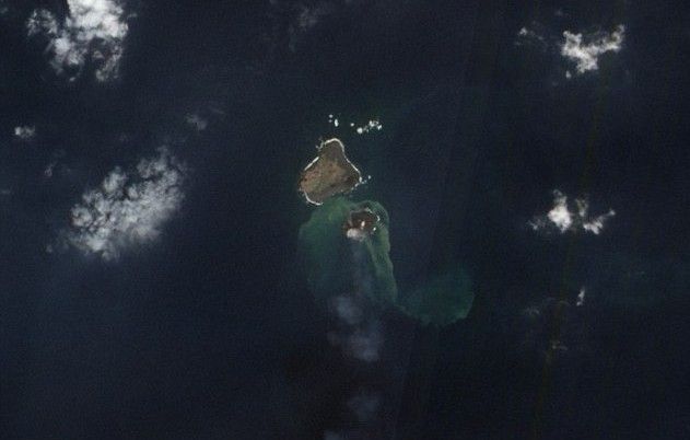 2013年12月8日美国宇航局地球观测系统卫星拍摄的图像，可以清楚的看到新生的小岛。