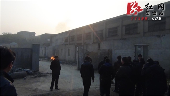 岳塘城管 拆除大型违章厂房