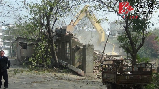 岳塘城管 拆除大型违章厂房