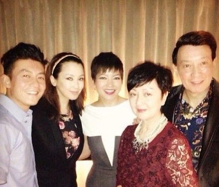 [视频]陈冠希晒全家福姐姐美艳 陪女友亲密相依