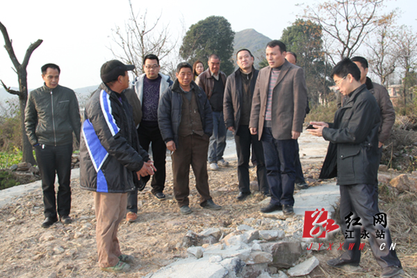 江永县委常委,纪委书记蒋俊善深入扶贫建整联系点黄甲岭乡高峰村,帮助