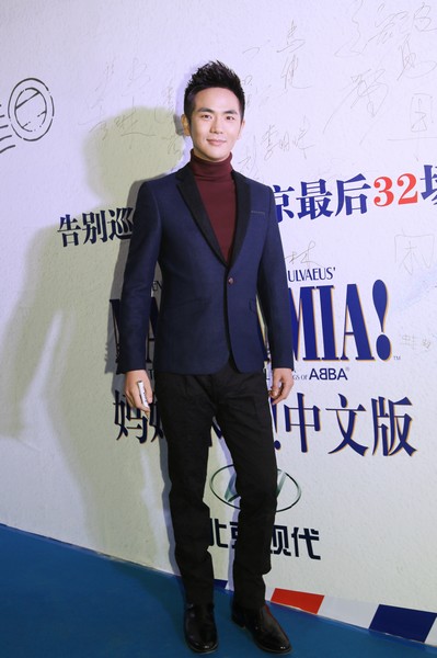 张晓龙帅气捧场《妈妈咪呀》