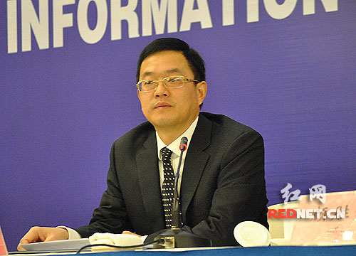 新闻发布会由省政府新闻办新闻发布处处长姚伟红主持。