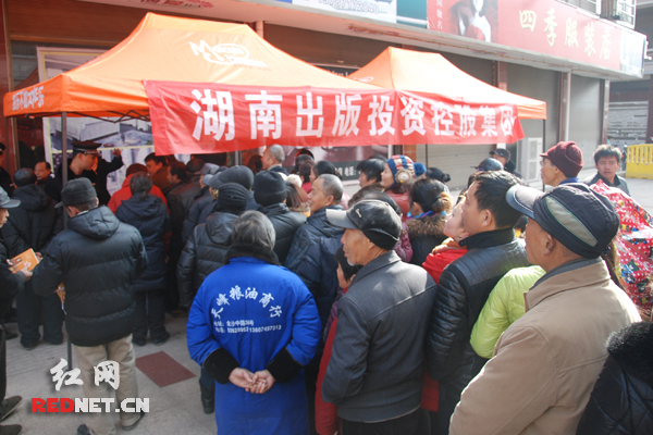 湖南出版投资控股集团活动点围满索要书籍的村民。