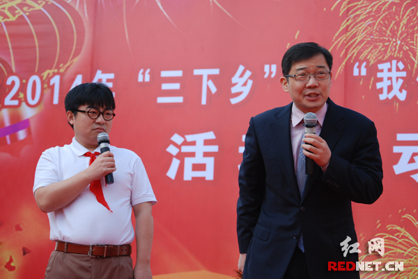 大兵、李丹表演相声《教子》。