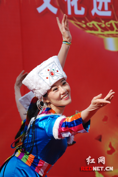藏族舞蹈《八千八》。