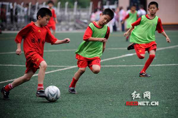 长沙德馨园小学的孩子们正利用课间踢球.