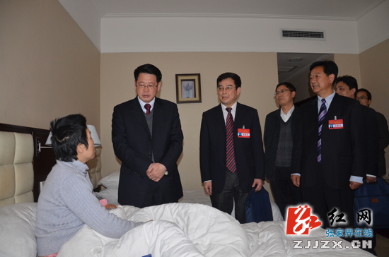 【“两会”正能量】张家界最“坚强”人大代表感动网友 杨光荣现场看望慰问