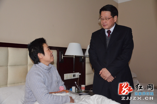 【“两会”正能量】张家界最“坚强”人大代表感动网友 杨光荣现场看望慰问