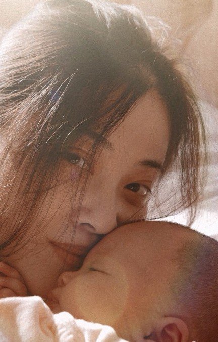 梅婷首度晒女儿照片 感叹：已经三个月啦