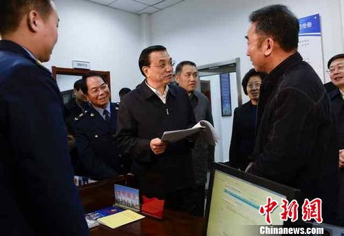 工商所办事群众提醒李克强：总理，你穿得太单薄了
