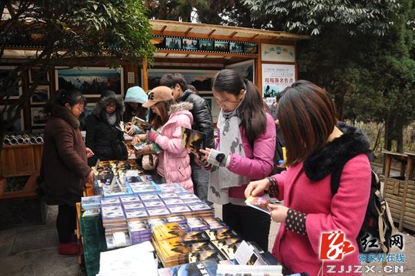 张家界核心景区迎来“世界遗产免费开放周”客流小高峰