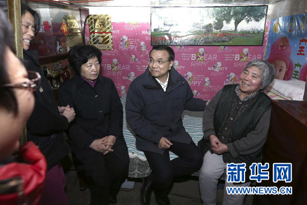 元旦前夕，中共中央政治局常委、国务院总理李克强来到天津考察调研民生改善与改革发展情况，看望慰问群众。这是12月27日，李克强在西于庄棚户区入户看望困难群众。 新华社记者 庞兴雷 摄
