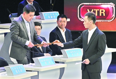 主持人将从一个建筑工地捡来的钢筋交给建委主任彭浩，让他现场鉴别质量记者李永刚摄