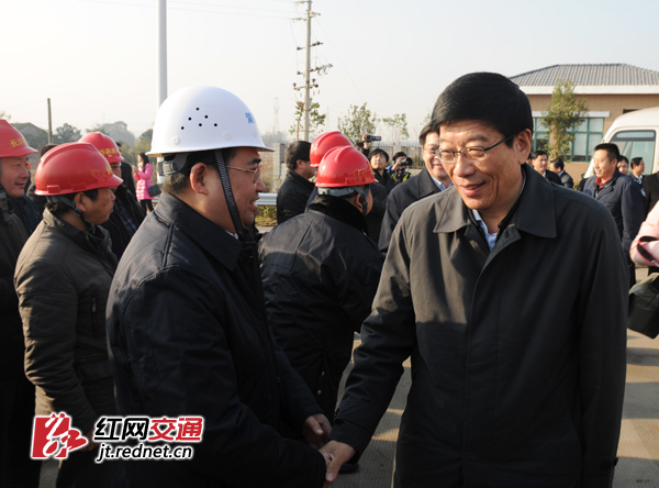 湖南省委书记、省人大常委会主任徐守盛亲切慰问高速公路建设者。