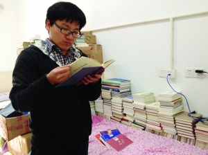 许勇的床上也堆着很多书