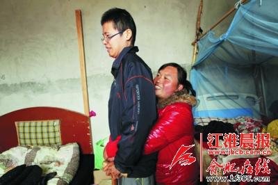 朱凯莉抱着周律锻炼走路。