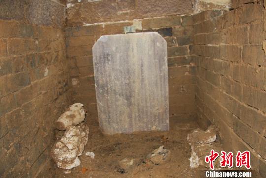 墓志铭 杨金东 摄