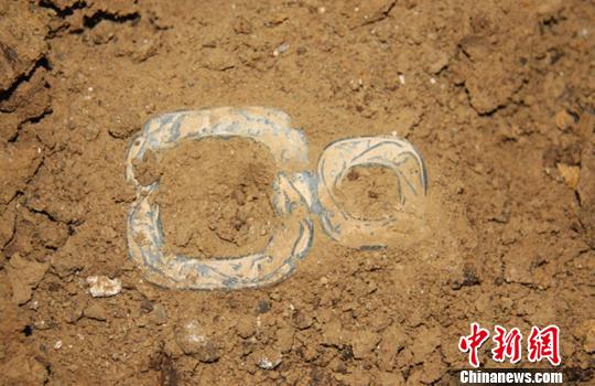 墓志铭 杨金东 摄