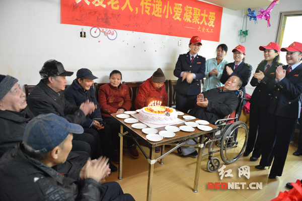 长沙市国税局稽查局的爱心志愿者和老人们共唱生日快乐歌副本.jpg