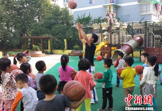 浙江男幼师稀缺不足1%多地出招引“奶爸”进园