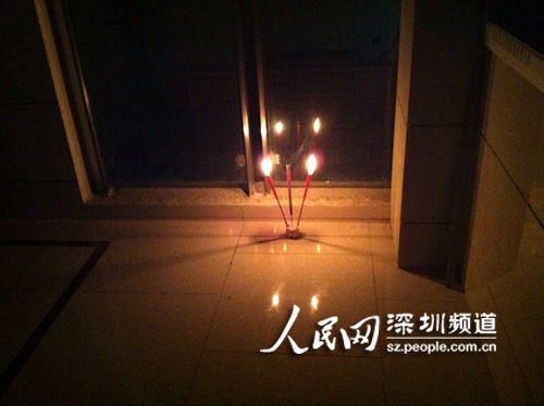 小区居民点燃蜡烛表示哀悼（网友供图）