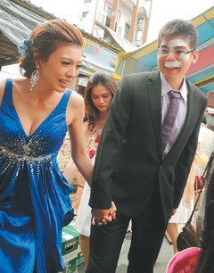 新郎婚礼跌下楼梯缝20针脸上包纱布宾客抢合照