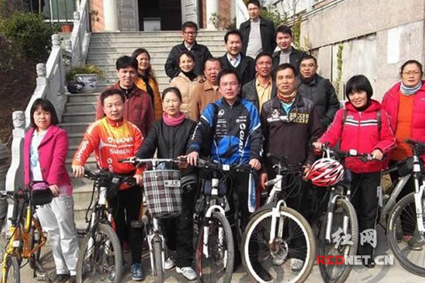 参加完骑行后,干部们合影留恋