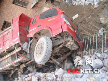 大货车撞向路边民宅和卫生院护栏