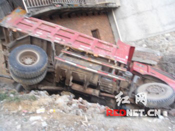 侧翻在路边的大货车