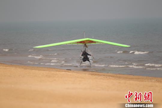 中国微动力滑翔翼第一人王勇成功飞越琼州海峡