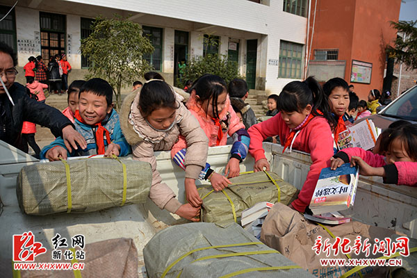 新化县:山村小学迎来崭新图书室(组图)