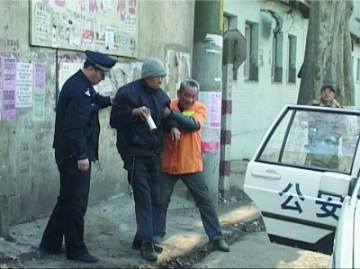 8旬翁低血糖跌倒 店老板报警救助