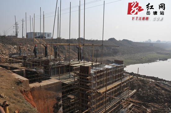 湘江综合枢纽工程岳塘区段项目紧张推进