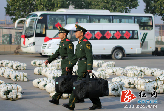 武警张家界市支队喜迎新兵下队(组图)