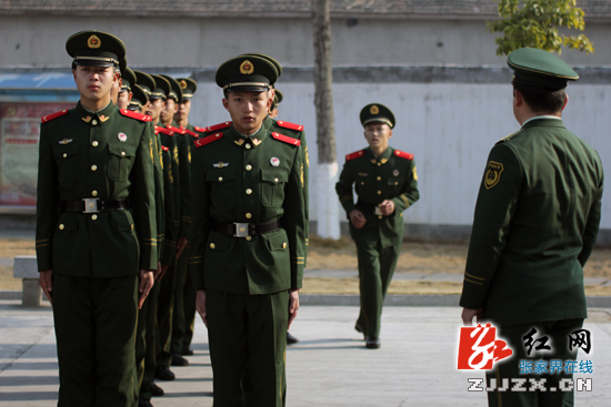 武警张家界市支队喜迎新兵下队(组图)