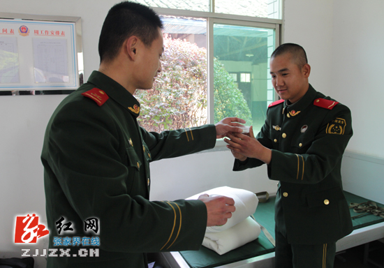 武警张家界市支队喜迎新兵下队(组图)