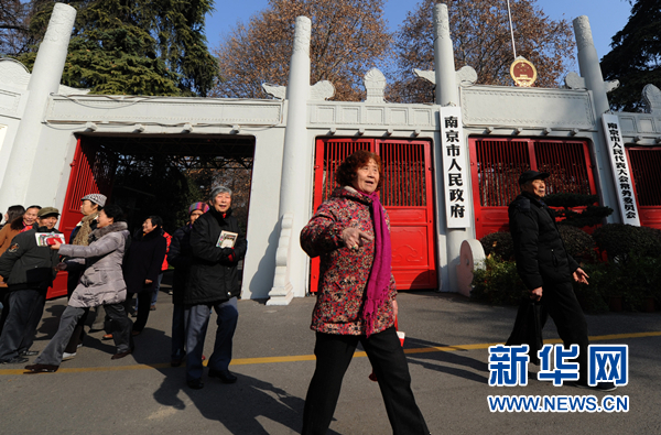 1月1日，市民参观后走出南京市府大院大门。 新华社记者 韩瑜庆摄