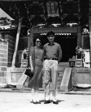 1987年，习近平和妻子彭丽媛在福建东山岛。