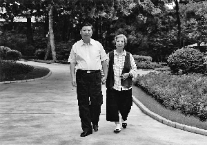 习近平和母亲齐心散步。