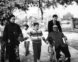习近平与父亲习仲勋、妻子彭丽媛、女儿的家庭照。